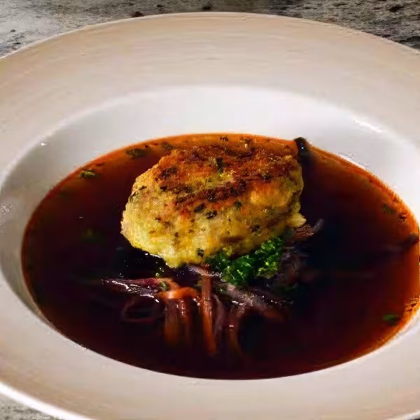 Wildrezept: Consommé vom Schmalspießer mit Kapressknödel