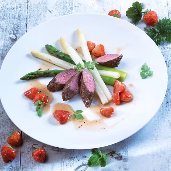 Wildrezept: Rehrücken mit Spargel und Erdbeeren