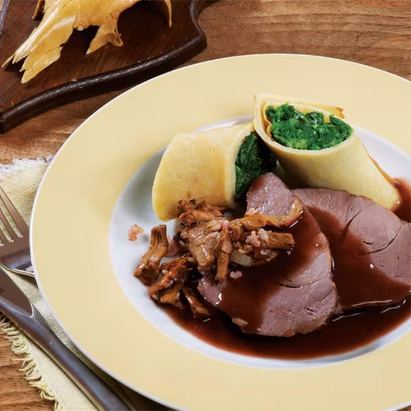 Wildrezept: Rehkeule mit frischen Pfifferlingen und Crêpes gefüllt mit Wirsing